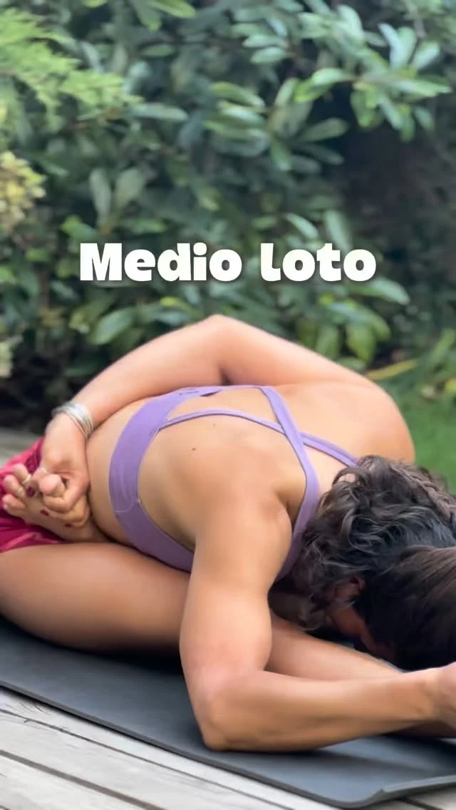 Algunas consideraciones sobre los medios lotos 💛 hay tanto que decir acerca de este movimiento que realizamos con tanta frecuencia en la práctica de yoga! Hoy decir lo primero: nunca deberíamos sentir molestia en las rodillas, literal: nunca! Y para disfrutar de los medios lotos necesitamos entender su lógica. Toda postura requiere que nosotros entendamos la lógica del movimiento detrás de la postura. Buen fin de semana💛
•
•
•
#practicoenpadma #hathayoga #yoga #hatha #vinyasa #ashtangayoga #ashtanga #vinyasayoga #vinyasayoga #yogachile #clasesdeyoga #yogaespaña #yogamadrid #yogabarcelona #yogamexico #yogaargentina #yogaportugal