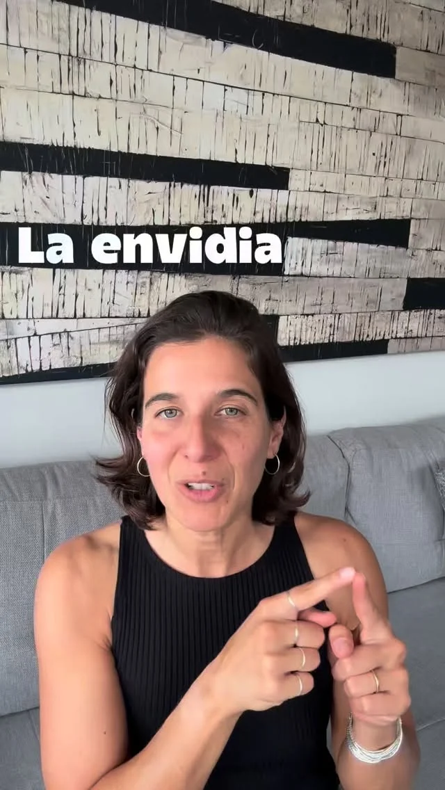 La envidia ✨ un tremendo tema que quiero que miremos desde su lado de sabiduría y su lado de confusión. Por qué, desde la perspectiva budista, siempre se trata de darnos cuenta de nuestra experiencia para poder trabajar con ella de tal manera de potenciar la sabiduría y cortar la confusión 💛 cuando sabemos que tenemos esa posibilidad, podemos dejar entrar en nuestra experiencia más emociones y trabajar con nuestra mente. 
•
•
•
#practicoenpadma #mindfulness #budismo #meditacion #hathayoga #yoga #hatha #vinyasa #ashtangayoga #ashtanga #vinyasayoga #yogachile #clasesdeyoga #yogaespaña #yogamadrid #yogabarcelona #yogaportugal #yogamexico #yogaargentina #meditación