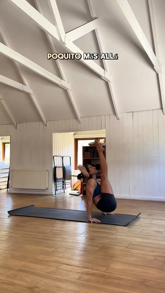 Un trocito de tercera serie 🤍 y algunas palabras sobre las diferentes series de ashtanga! En lo personal, me encanta saber que hay un camino eterno por delante, que siempre habrá un nuevo desafío y que nunca podremos hacer todas las posturas (son infinitas!). ✨ Así mantenemos el foco en el único lugar en que lo podemos tener: en el proceso. Y en mi proceso en particular, porque el único lugar donde puedo trabajar es el lugar en el que estoy en este mismo momento!
•
•
•
#practicoenpadma #hathayoga #yoga #hatha #vinyasa #ashtanga #vinyasayoga #ashtangayoga #yogachile #clasesdeyoga #durvasana #yogaespaña #yogamadrid #yogabarcelona #yogamexico #yogaargentina